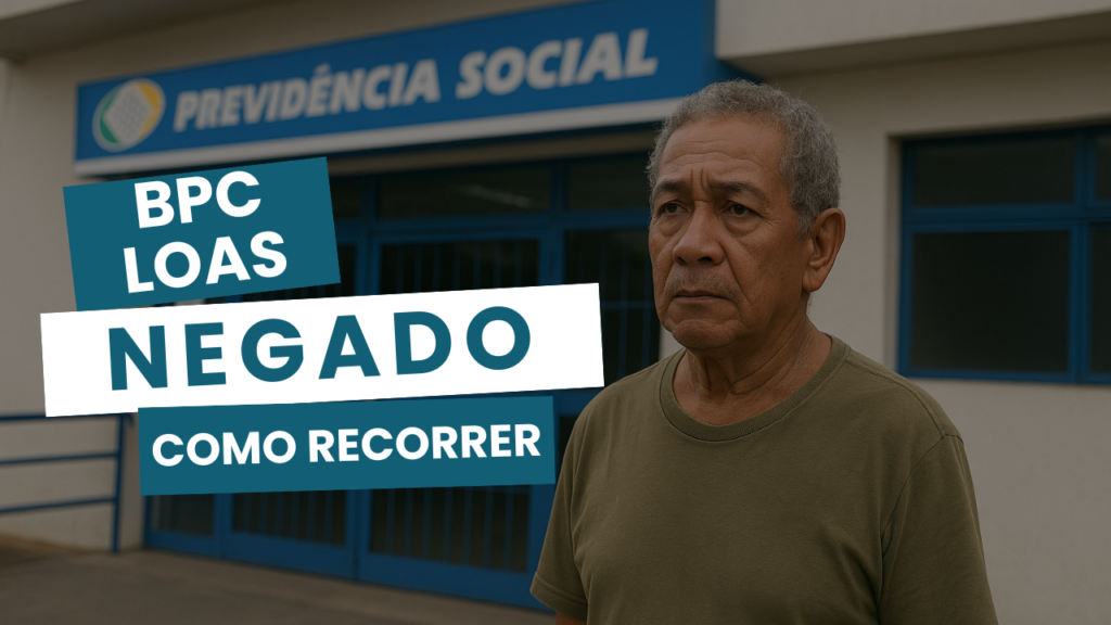 Senhor idoso, em frente a Previdência Social, representando um pedido de BPC LOAS negado